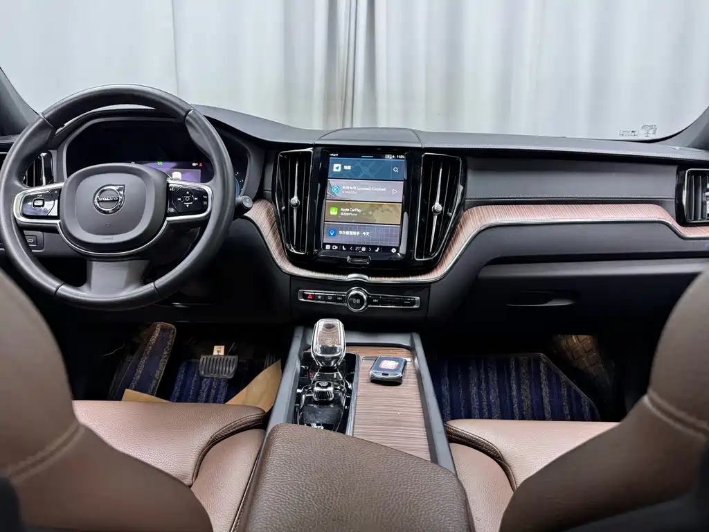 Volvo XC60 — фото 8