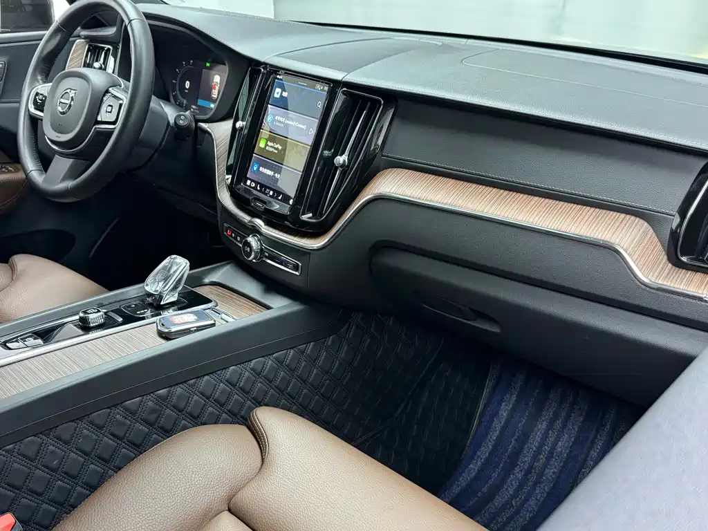 Volvo XC60 — фото 9