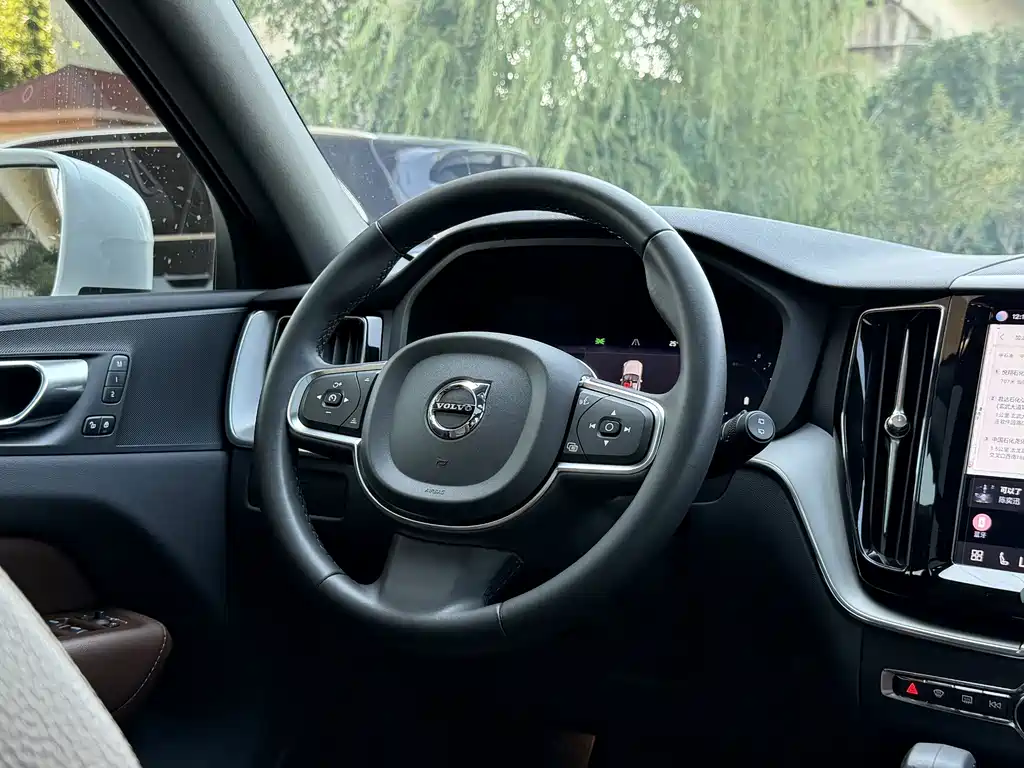 Volvo XC60 — фото 11
