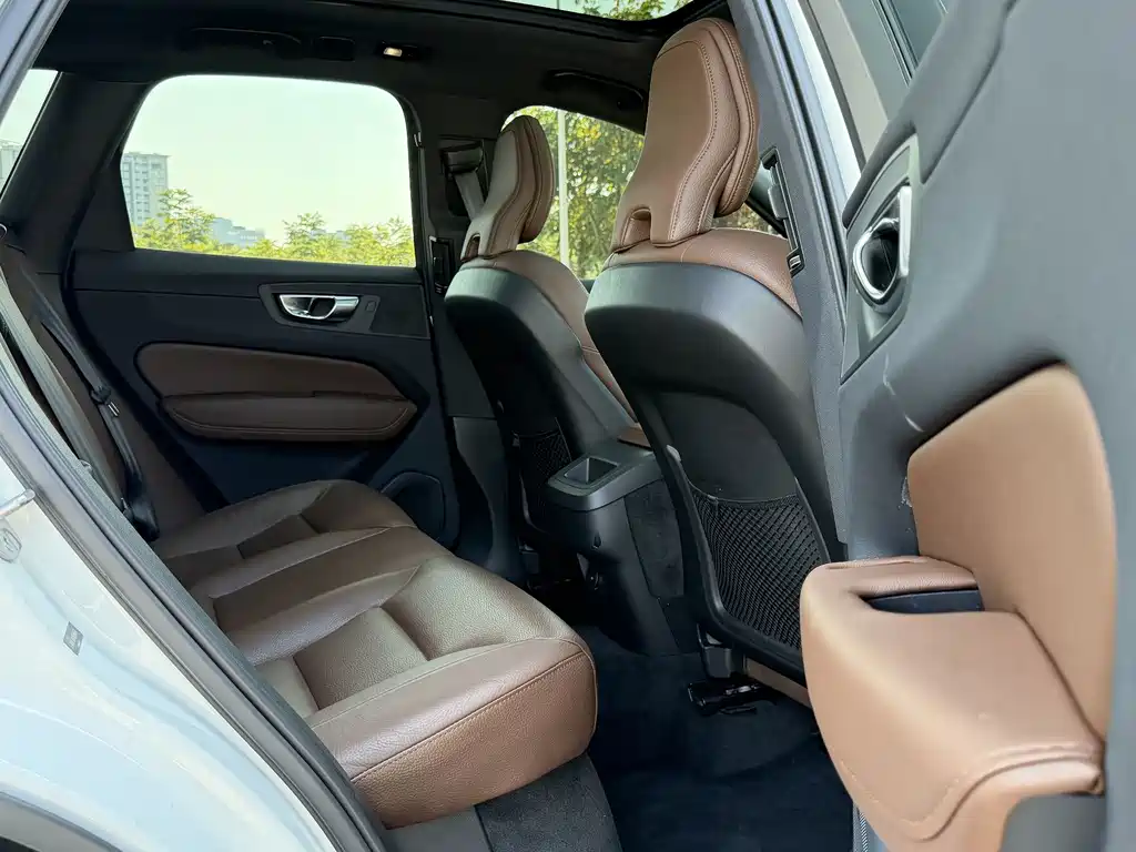 Volvo XC60 — фото 13