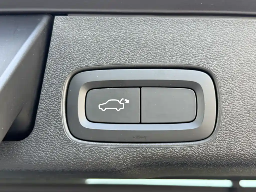 Volvo XC60 — фото 17