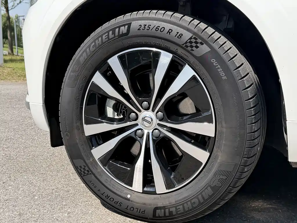 Volvo XC60 — фото 18