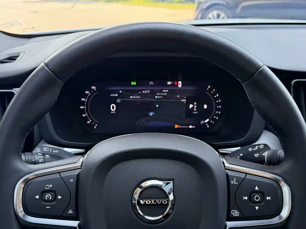 Volvo XC60 — фото 7