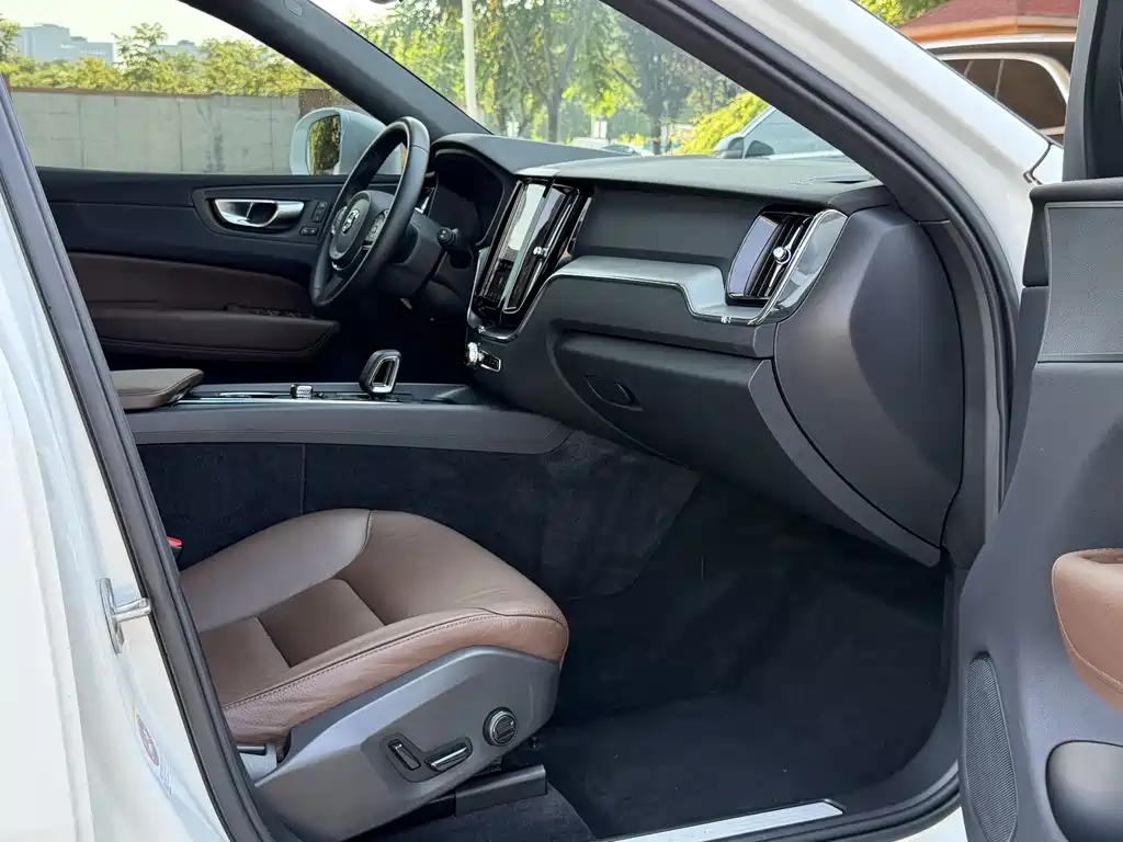 Volvo XC60 — фото 10