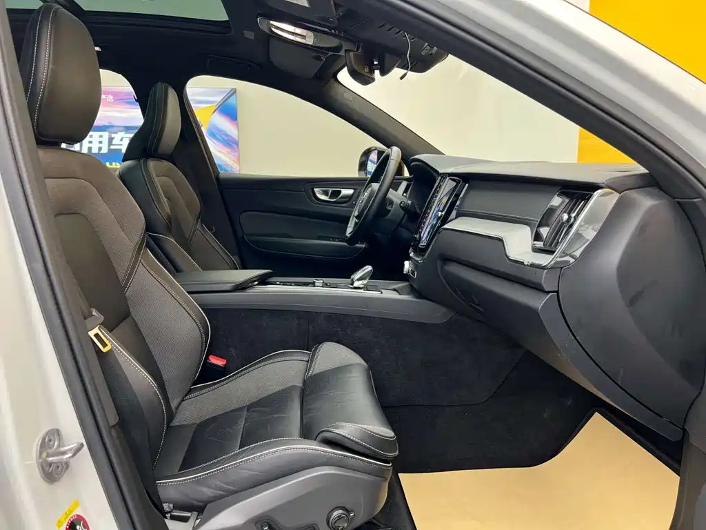 Volvo XC60 — фото 13