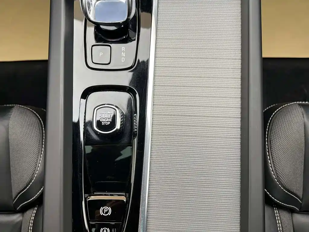 Volvo XC60 — фото 15