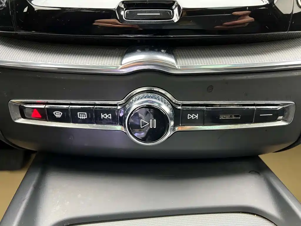 Volvo XC60 — фото 24