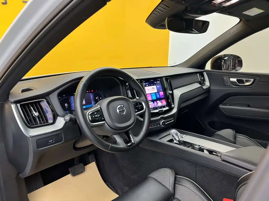 Volvo XC60 — фото 27