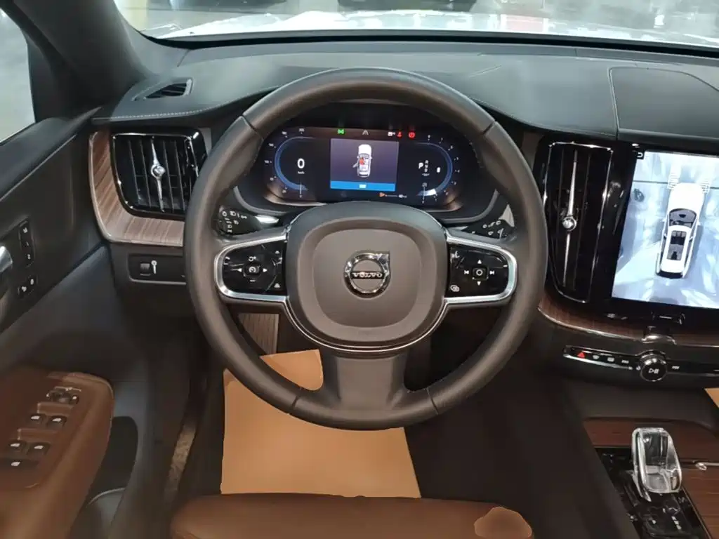 Volvo XC60 — фото 11