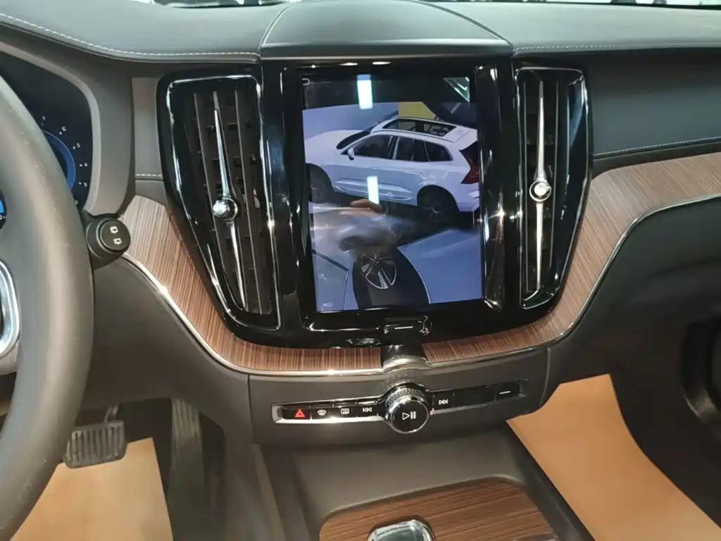 Volvo XC60 — фото 13