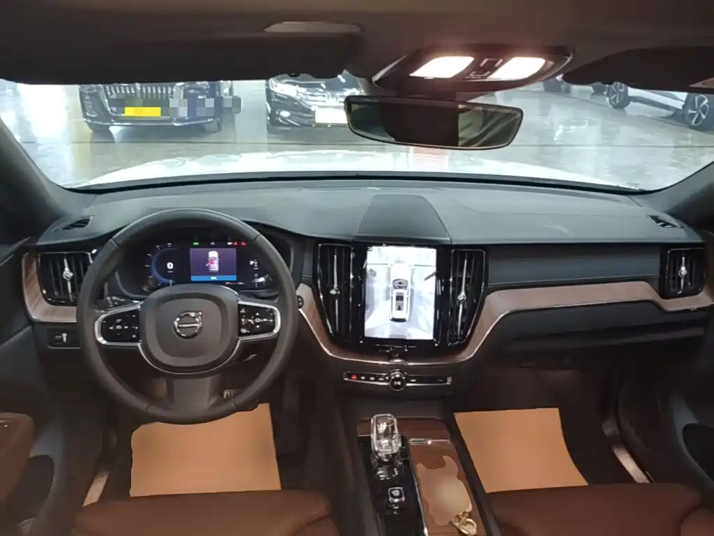 Volvo XC60 — фото 10