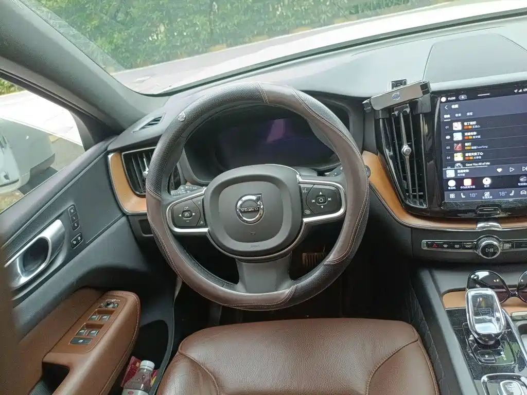 Volvo XC60 — фото 11