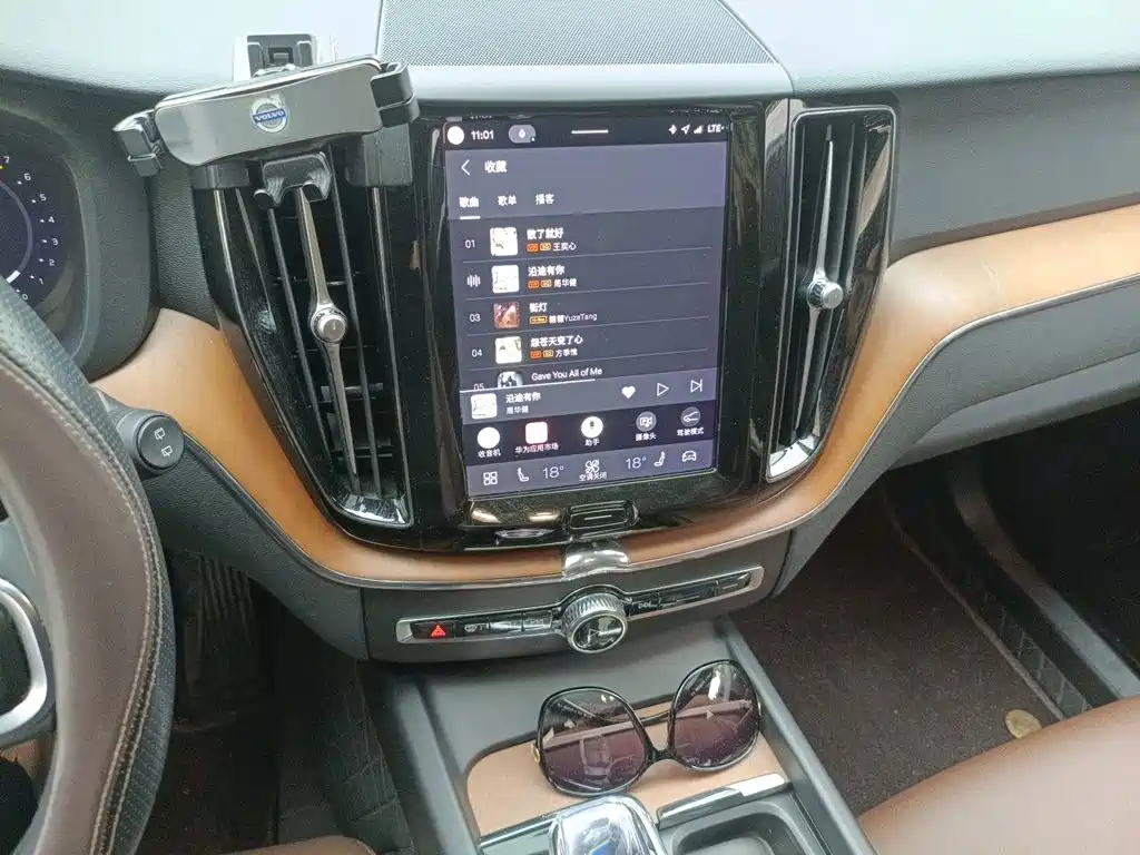 Volvo XC60 — фото 14