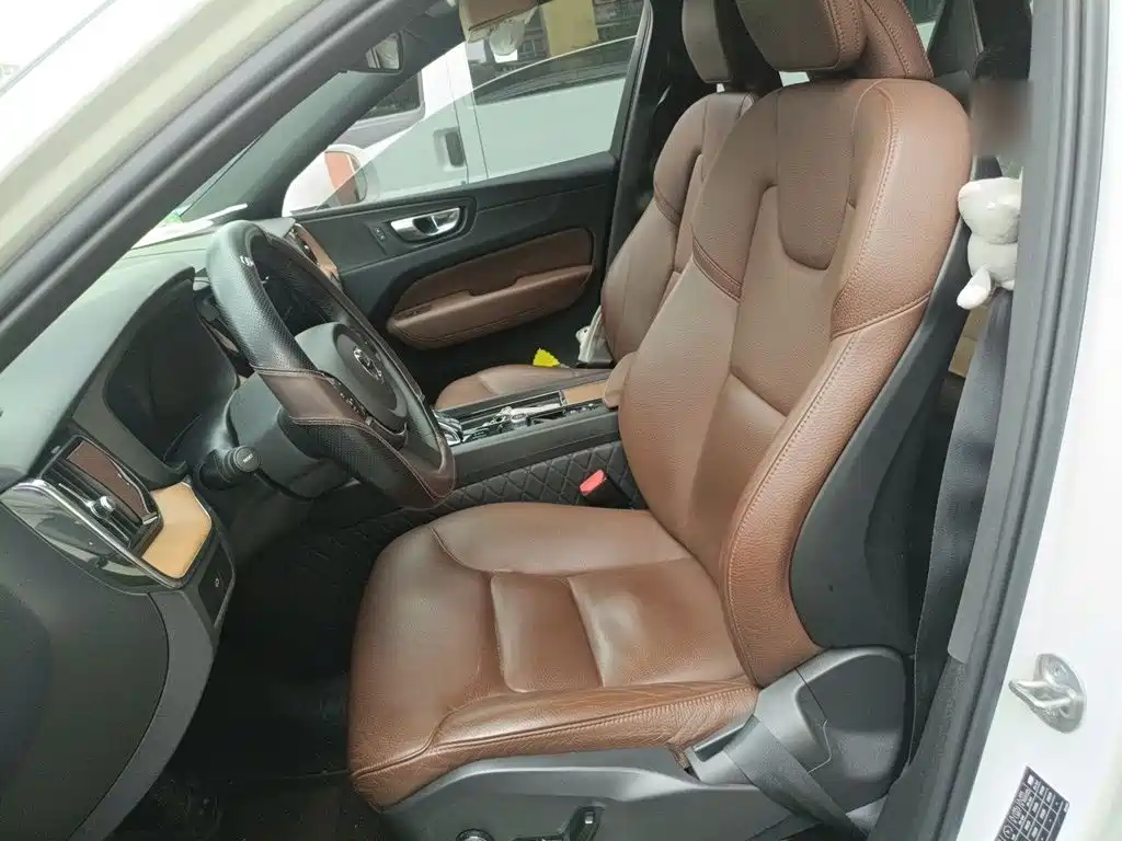 Volvo XC60 — фото 16