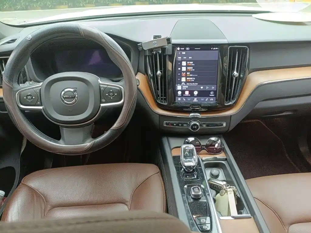 Volvo XC60 — фото 10