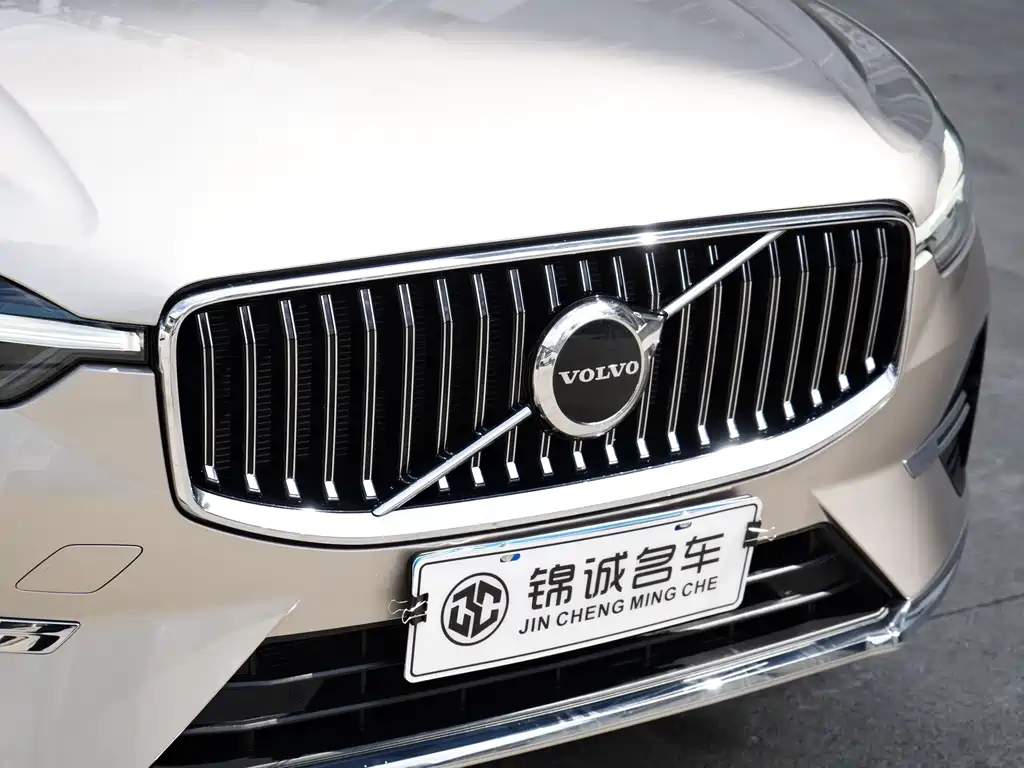 Volvo XC60 — фото 11