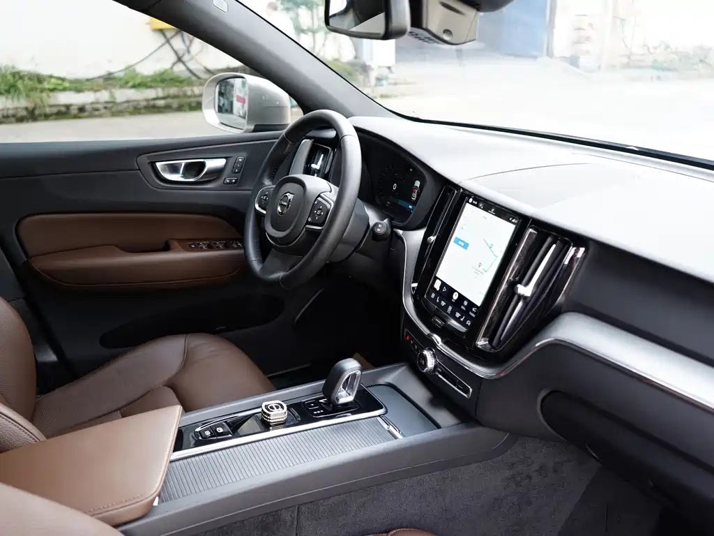 Volvo XC60 — фото 13
