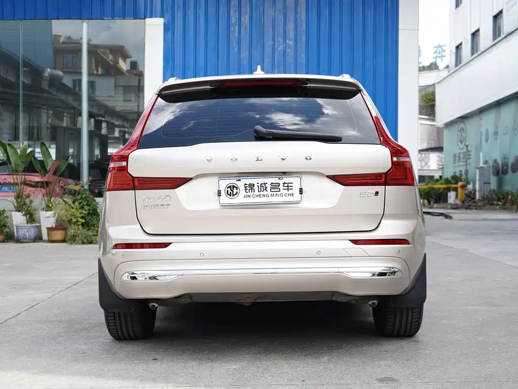 Volvo XC60 — фото 8