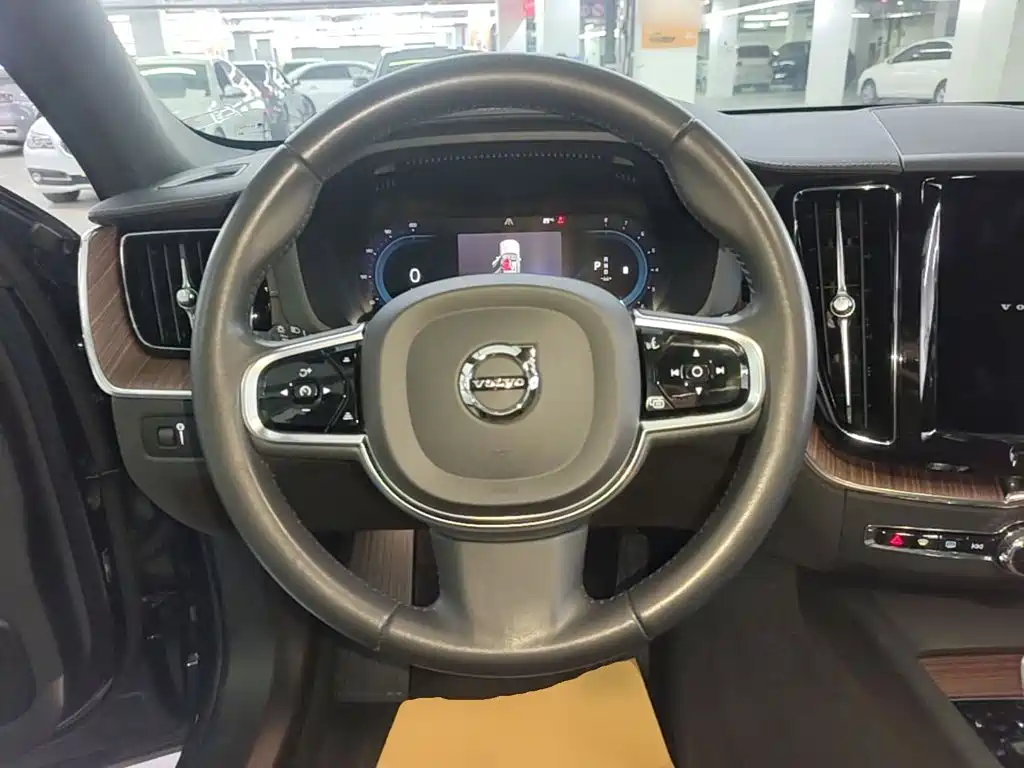 Volvo XC60 — фото 11
