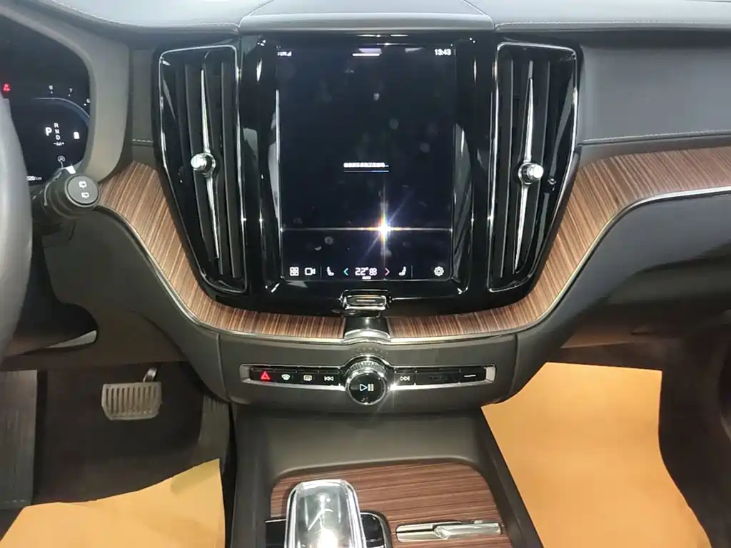 Volvo XC60 — фото 13