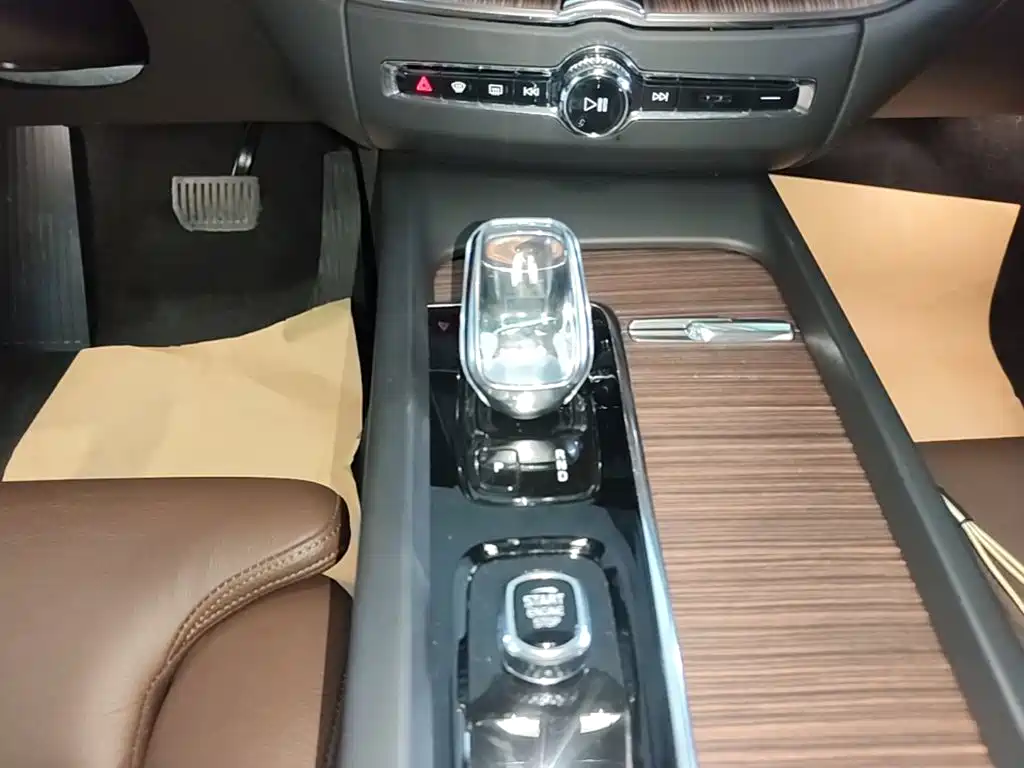 Volvo XC60 — фото 14