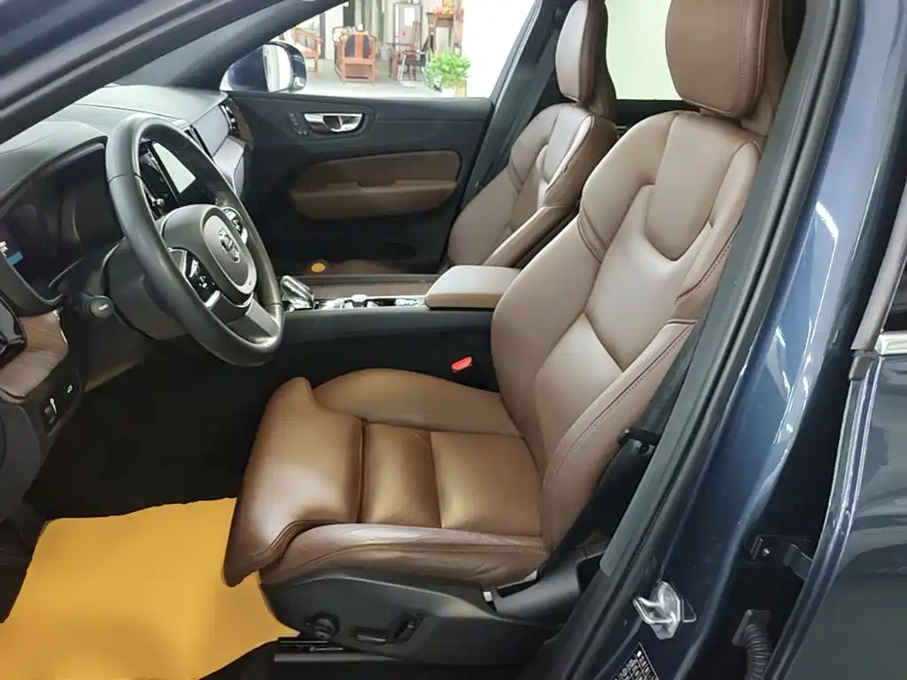 Volvo XC60 — фото 15