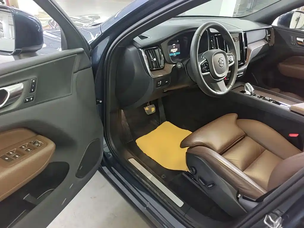 Volvo XC60 — фото 16