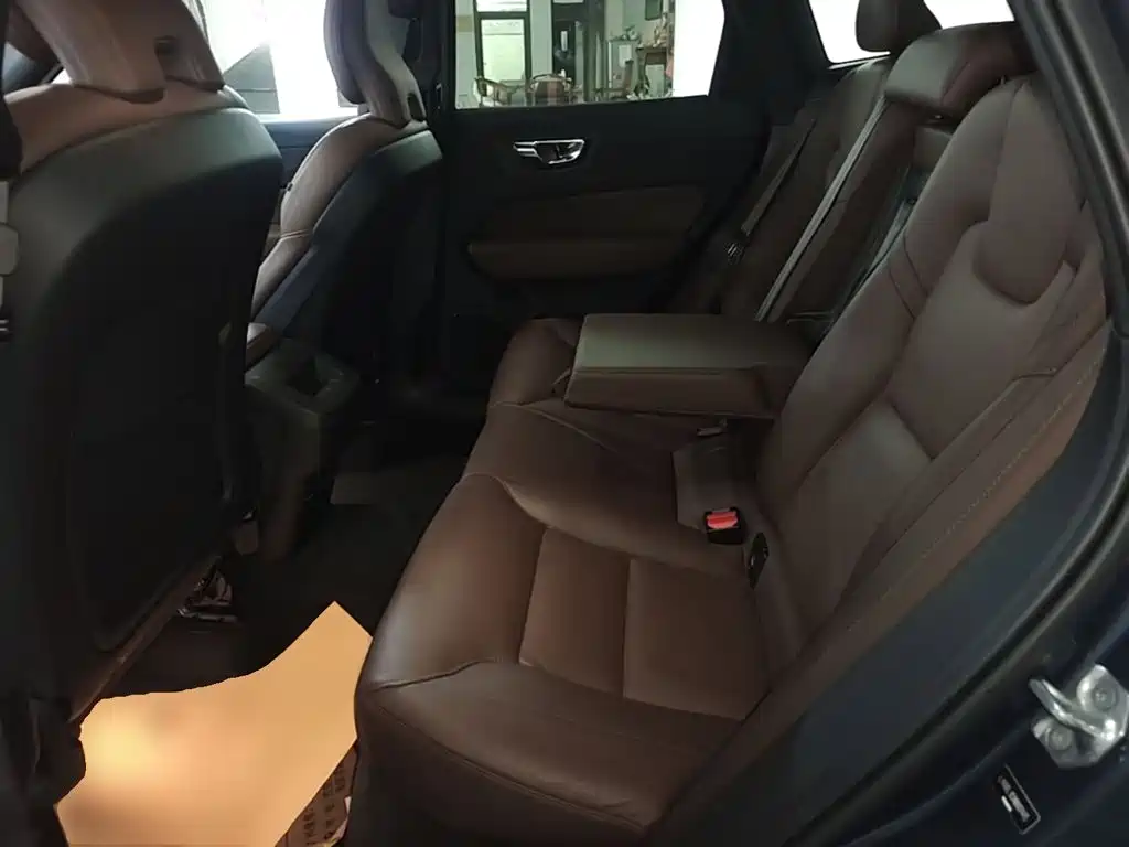 Volvo XC60 — фото 17
