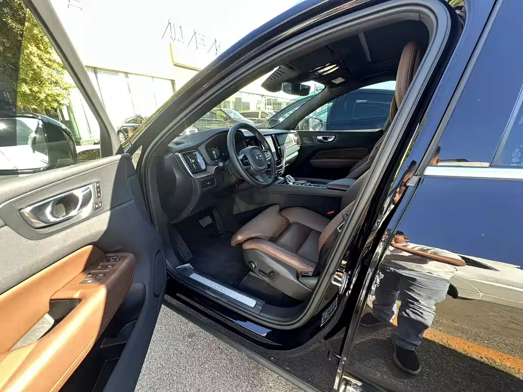 Volvo XC60 — фото 11