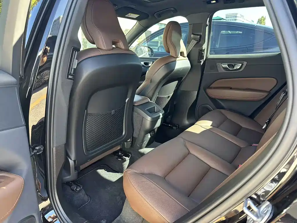 Volvo XC60 — фото 13