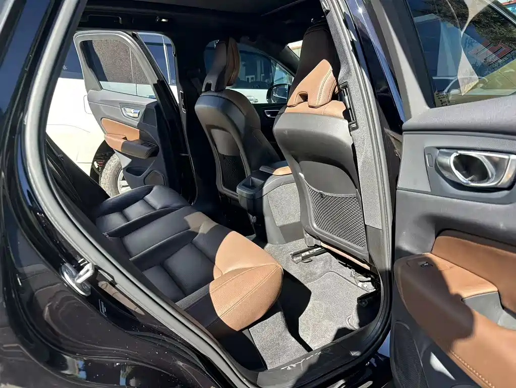 Volvo XC60 — фото 14