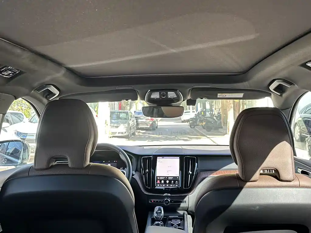 Volvo XC60 — фото 10
