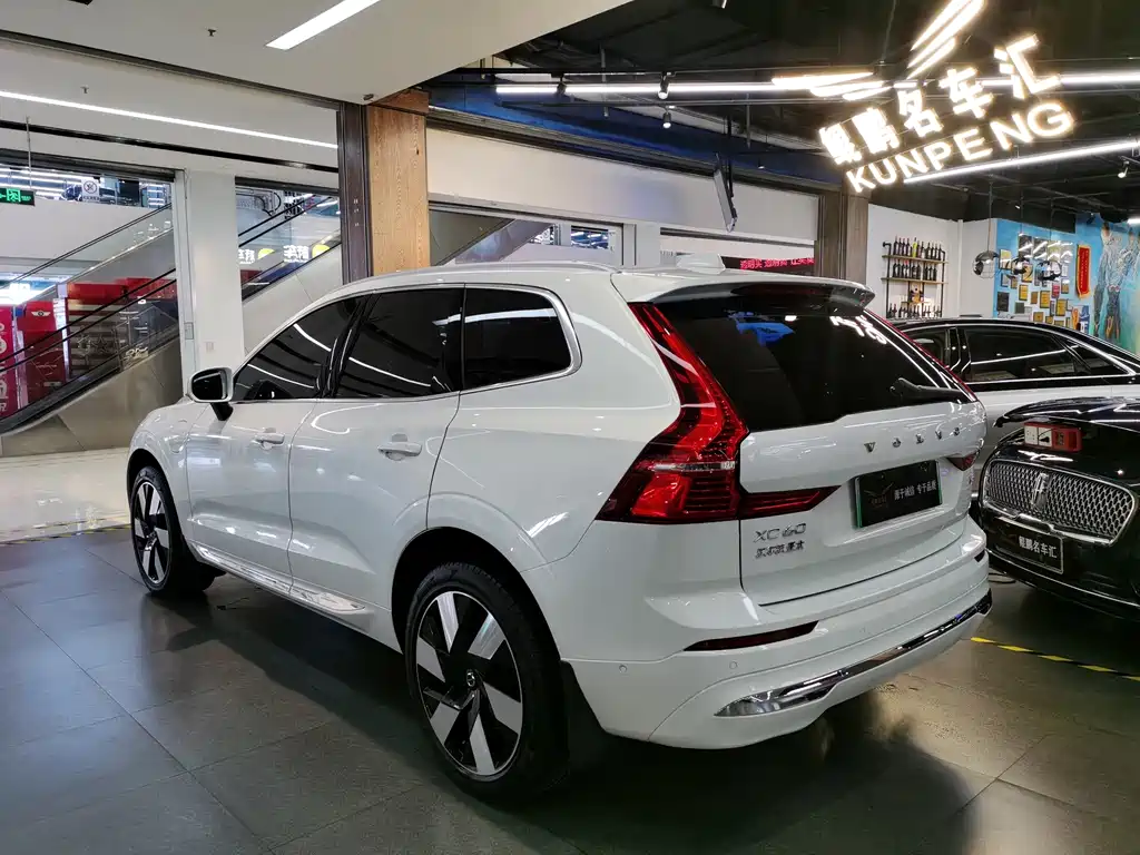 Volvo XC60 PHEV — фото 3