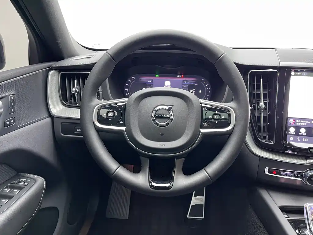 Volvo XC60 — фото 13