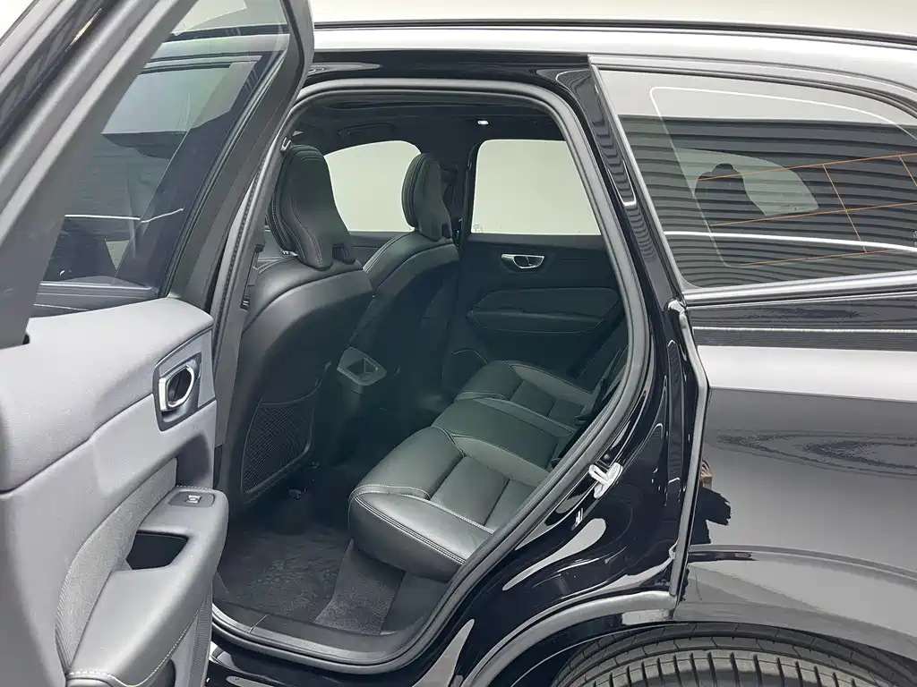Volvo XC60 — фото 17