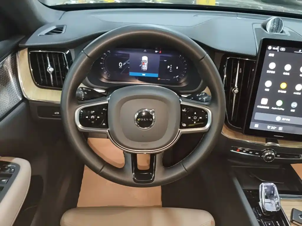 Volvo XC60 — фото 11