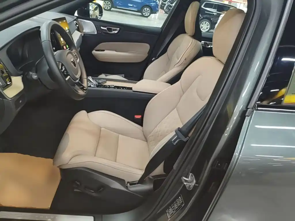 Volvo XC60 — фото 15