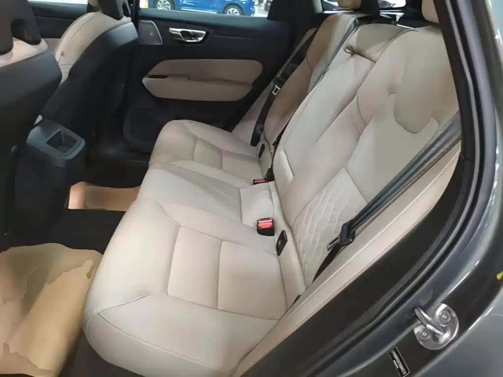 Volvo XC60 — фото 17