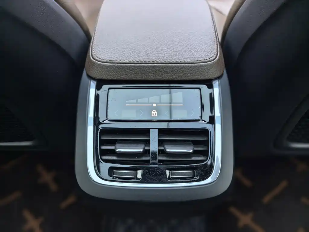 Volvo XC90 — фото 13