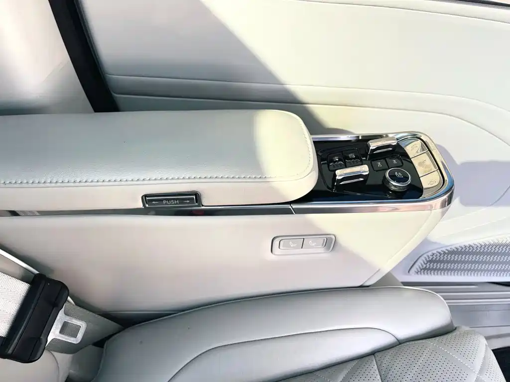 Volvo EM90 — фото 15