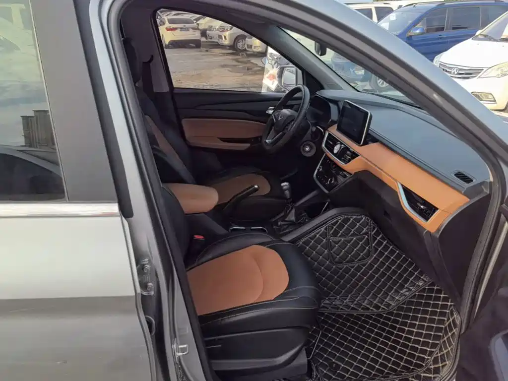 Wuling Hongguang S3 — фото 25