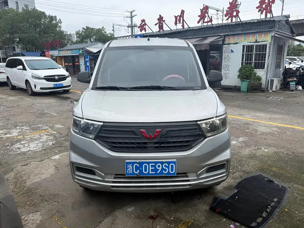 Wuling Hongguang V — фото 2