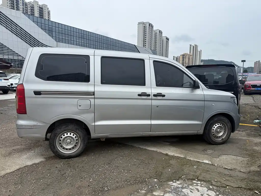 Wuling Hongguang V — фото 7