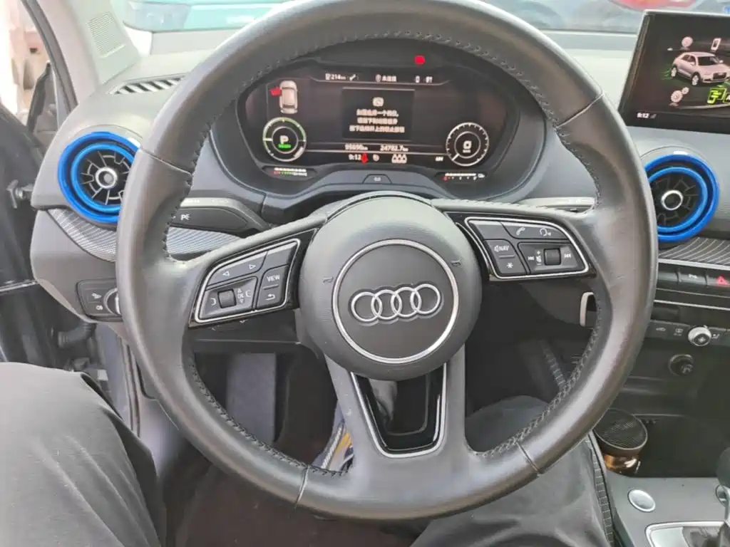 Audi Q2L e-tron — фото 11