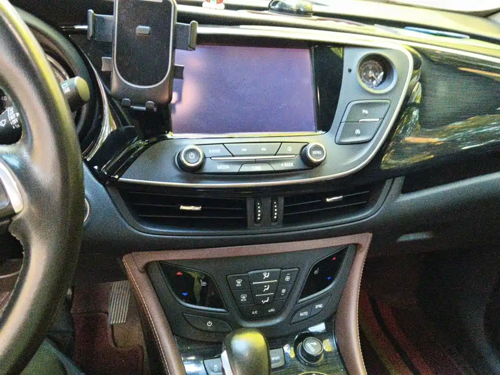 Buick Envision Plus — фото 9