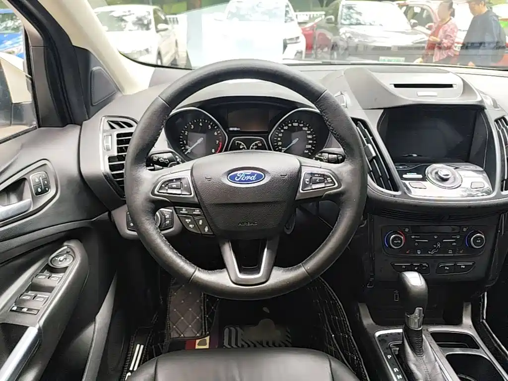 Ford Kuga — фото 11