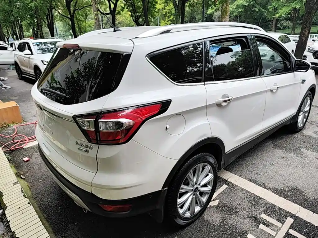 Ford Kuga — фото 7