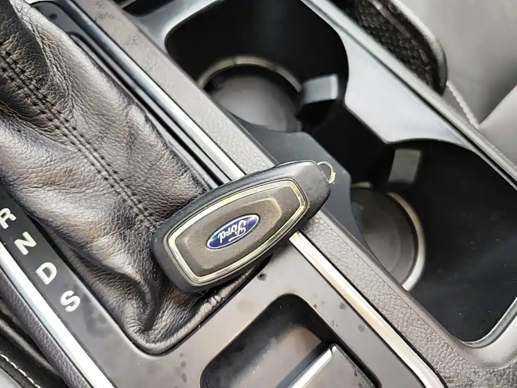 Ford Kuga — фото 9