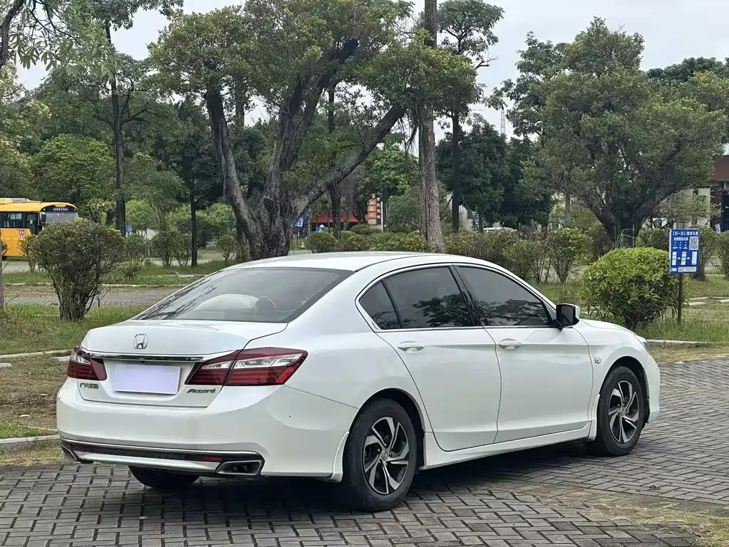Honda Accord — фото 9