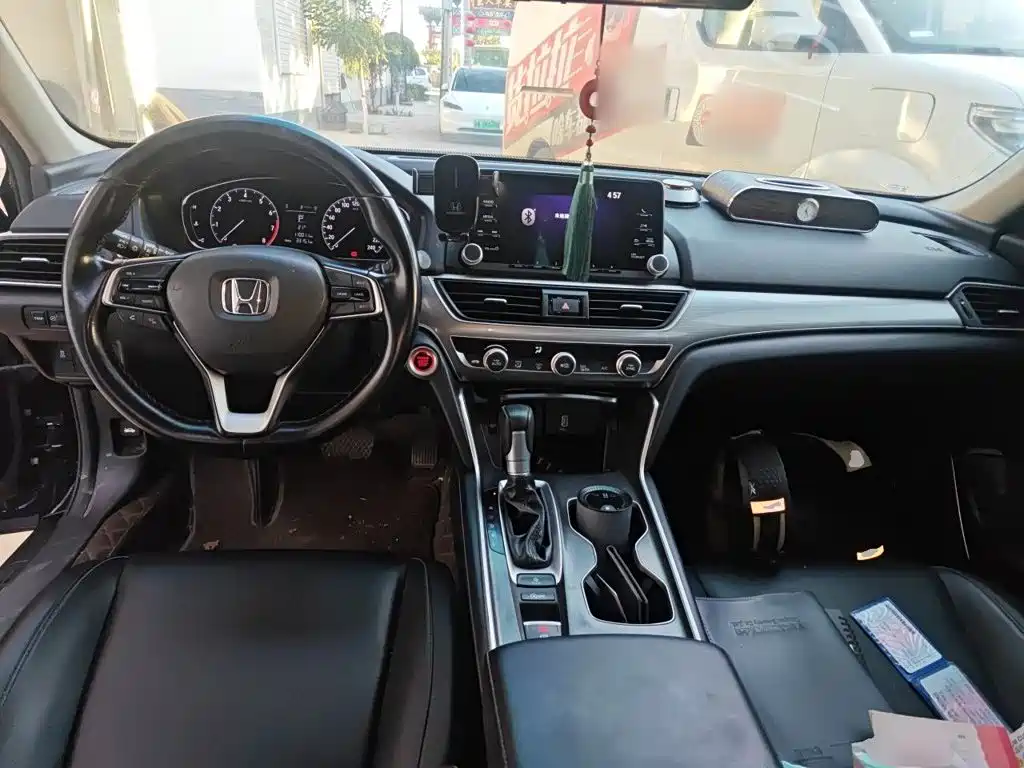 Honda Accord — фото 10